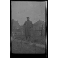 [Portrait d'un militaire en pied portant brassard, infirmier ou médecin].
