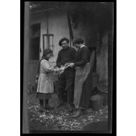 [Portrait de femme, militaire et enfant].