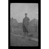 [Portrait d'un militaire en pied portant brassard, infirmier ou médecin]..