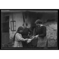 [Portrait de femmes et enfant].