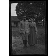 [Portrait de femme et militaire en pied].