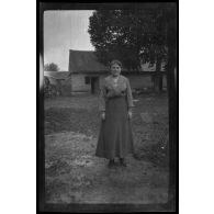 [Portrait de femme en pied].