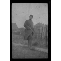 [Portrait d'un militaire en pied portant brassard, infirmier ou médecin].