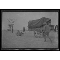 [Militaire dans une caisse à savon tractée par un chariot].