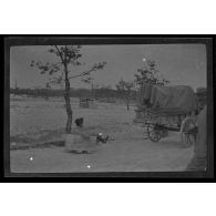 [Militaire dans une caisse à savon tractée par un chariot].