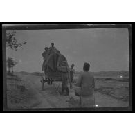 [Militaire dans une caisse à savon tractée par un chariot].