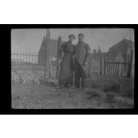 [Portrait d'un couple dont un militaire qui porte un brassard].