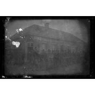 [Soldats rassemblés devant une habitation].