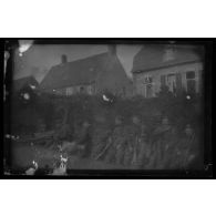 [Soldats rassemblés devant des maisons individuelles].