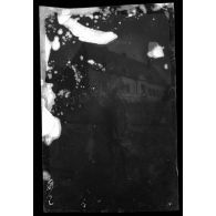 [Portrait d'un soldat devant une maison].