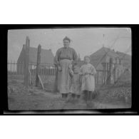 [Portrait de femme et deux enfants].