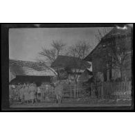 [Militaires dans un village alsacien].