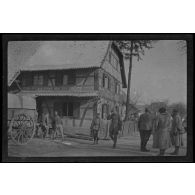 [Militaires dans village alsacien].