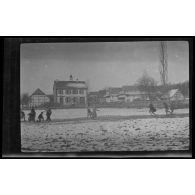 [Jeux d'enfants dans un village alsacien].