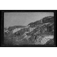 [Abris sur un coteau enneigé].