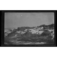 [Abris sur un coteau enneigé].