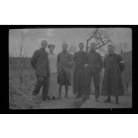 [Photographie de groupe : un couple, des militaires dont infirmiers et médecins, un prêtre].