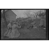[Repas de militaires assis dans un jardin].