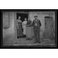 [Portrait d'une famille paysanne dans une ferme].