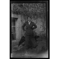 [Portrait de femme en pied avec parapluie].