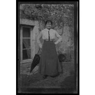 [Portrait de femme en pied avec parapluie].
