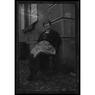 [Portrait de femme assise].