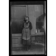 [Portrait de femme en pied].