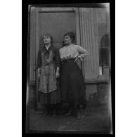 [Portrait de femmes en pied].