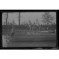[Avril 1916. Construction d'un pont de bateaux sur le canal entre Cormelois et Sept Saulx].