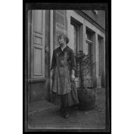 [Portrait de femme en pied].