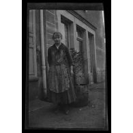 [Portrait de femme en pied].