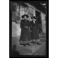 [Portrait de femmes avec chapeaux].