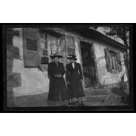 Portrait de femmes avec chapeaux].