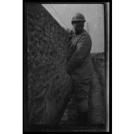[Portrait de militaire de profil, urinant contre un mur].