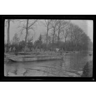 [Avril 1916. Construction d'un pont de bateaux sur le canal entre Cormelois et Sept Saulx].