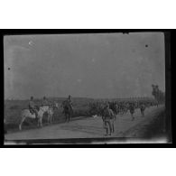[Colonne de militaires sur une route].