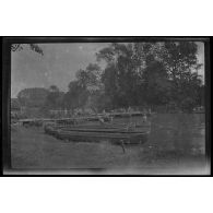 [Avril 1916. Construction du pont de bateaux sur le canal entre Courmelois et Sept Saulx].