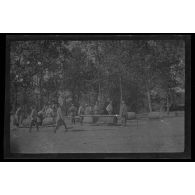 [Soldats transportant des tonneaux].