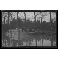 [Avril 1916. Canonnière sur le canal à Sept Saulx].