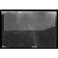 [Vue d'ensemble de militaires avec pièces d'artillerie, au loin].