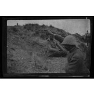 [Militaire jouant avec un chat dans une tranchée].