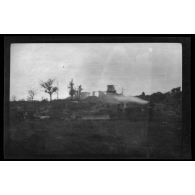 [Train Péchot dans paysage dévasté].