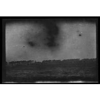 [Rassemblement de soldats, au loin].