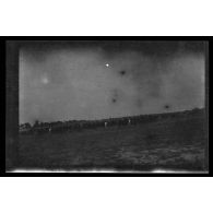 [Rassemblement de soldats, au loin].