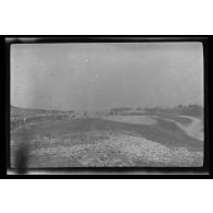 [Colonnes de soldats sur une route].