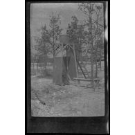 [Douche rudimentaire de campagne].