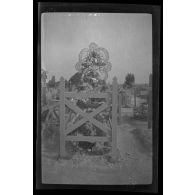 [Tombe du sergent Jean Ragot, classe 1916, sergent au 21e régiment d'infanterie, mort au champ d'honneur le 30 juin 1916].