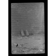 [Février 1915. Deux obus contre un mur].