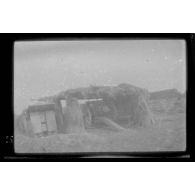 [Pièce d'artillerie sous abri].