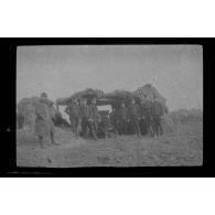 [Photographie de groupe devant une pièce d'artillerie sous abri].